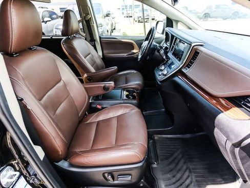 Used 2017 Toyota Sienna Limited Premium image 39