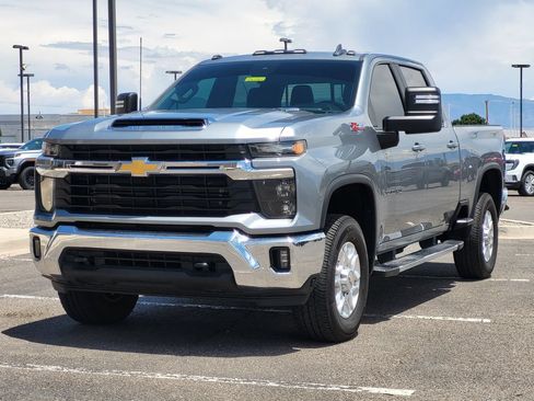 Used 2025 Chevrolet Silverado 2500 LT AWD/4WD image 4