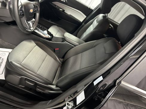 Used 2025 Chevrolet Trax LT w/ LT Convenience Package image 12