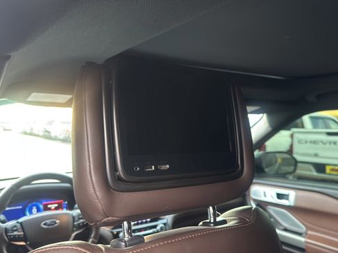 Used 2022 Ford Explorer King Ranch w/ Premium Technology Package image 22