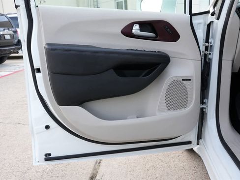 Used 2018 Chrysler Pacifica Limited w/ Tire & Wheel Group image 18