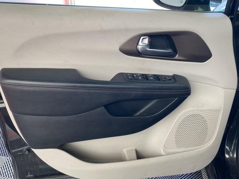 Used 2018 Chrysler Pacifica Touring-L w/ Premium Audio Group image 18