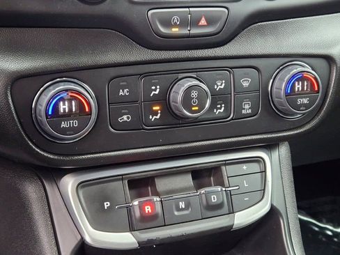 Used 2023 GMC Terrain SLT image 26