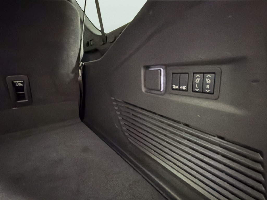 Used 2025 Chevrolet Suburban Premier RWD image 28