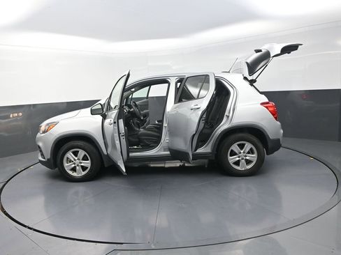 Used 2017 Chevrolet Trax LS w/ Fleet Convenience Package AWD/4WD image 32