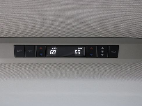 Used 2026 Toyota Sienna XLE FWD image 30
