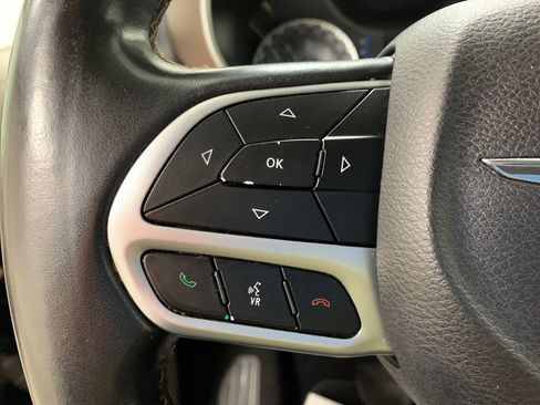 Used 2018 Chrysler Pacifica Touring-L FWD image 24