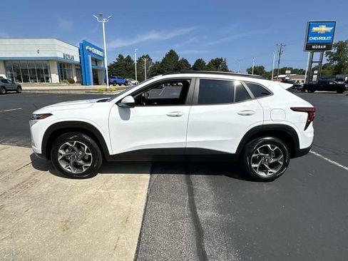 Used 2025 Chevrolet Trax LT w/ Driver Confidence Package FWD image 4