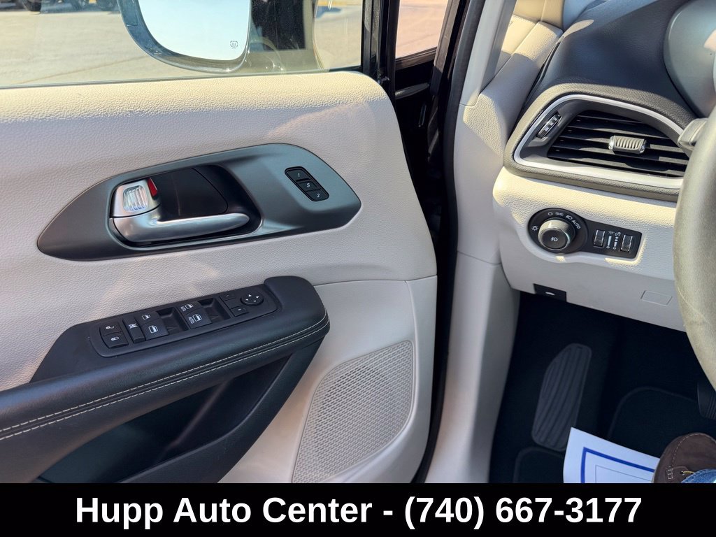 Used 2024 Chrysler Pacifica Touring-L FWD image 12