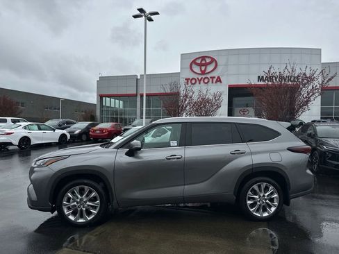 Certified 2025 Toyota Highlander Limited image 2