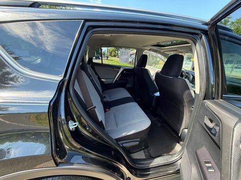 Used 2018 Toyota RAV4 XLE AWD/4WD image 16