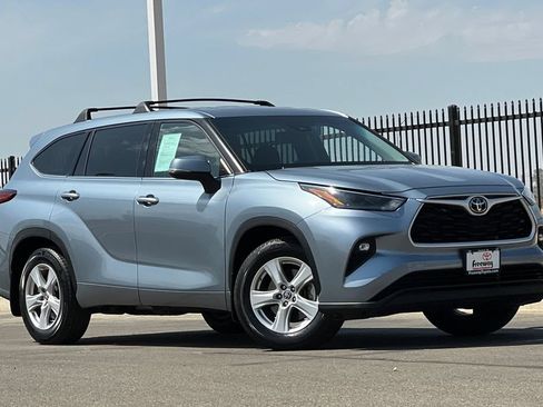 Used 2022 Toyota Highlander LE FWD image 2