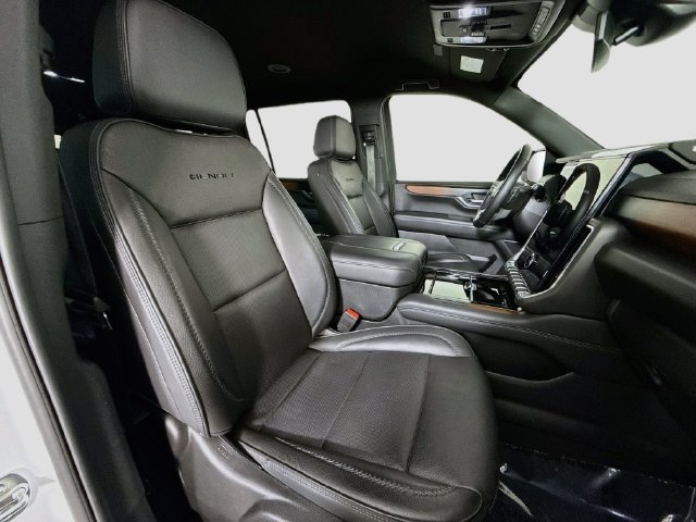 Used 2025 GMC Yukon XL Denali RWD image 28