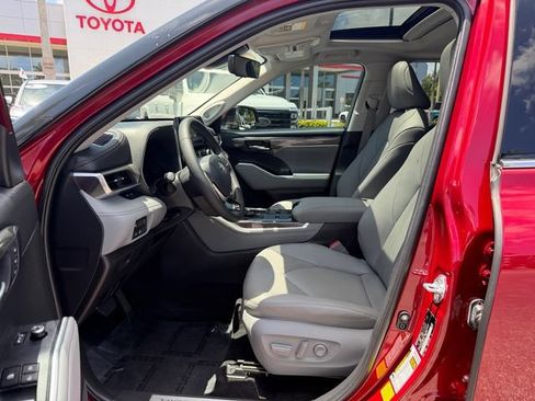 Certified 2025 Toyota Highlander Limited FWD image 10