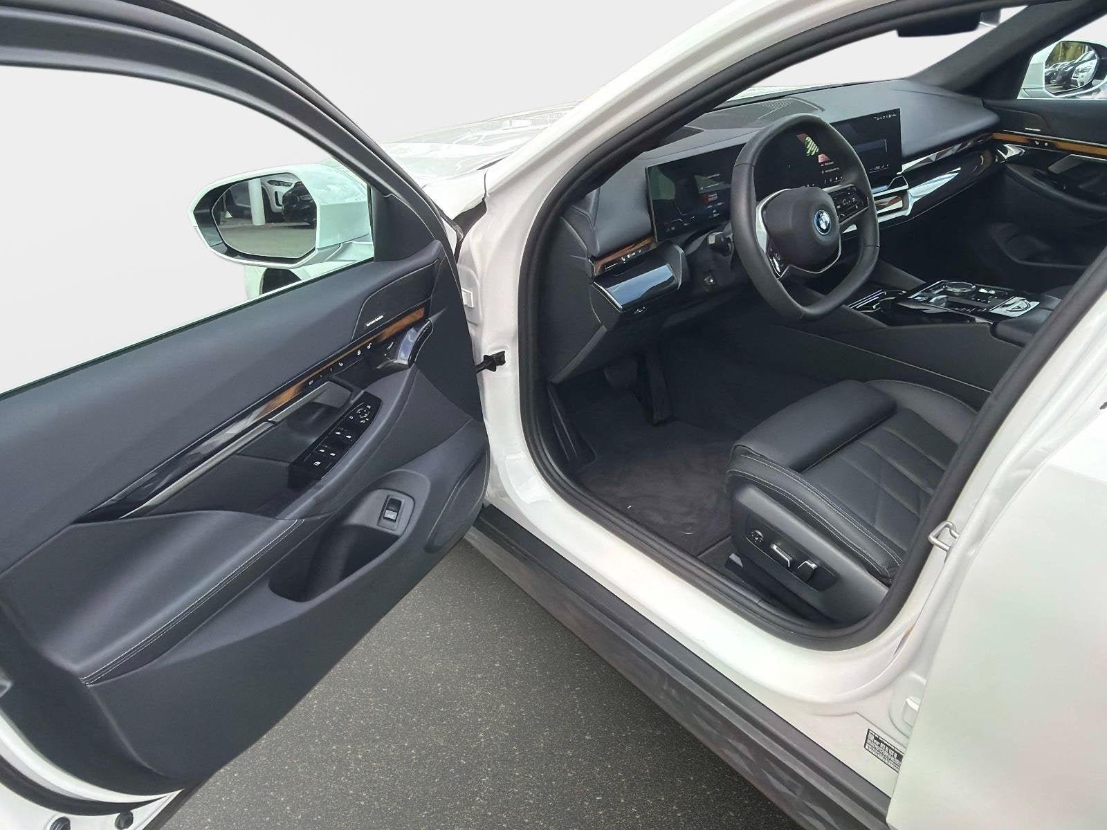 Used 2026 BMW i5 eDrive40 w/ Premium Package RWD image 18