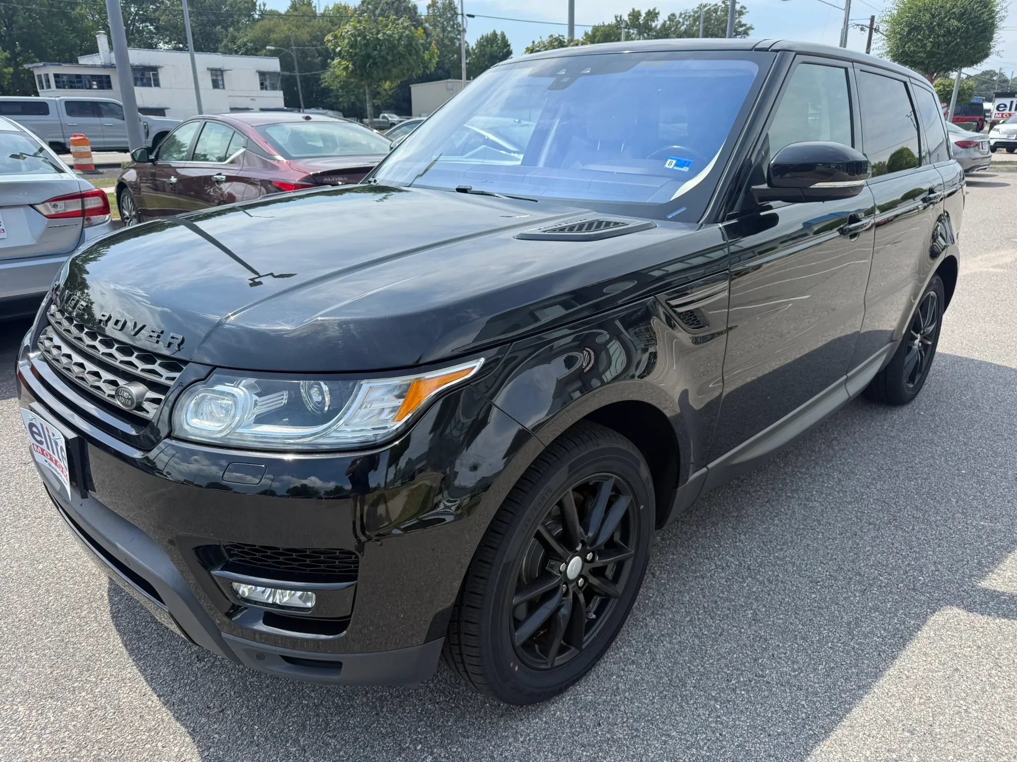 Used 2017 Land Rover Range Rover Sport SE AWD/4WD image 3