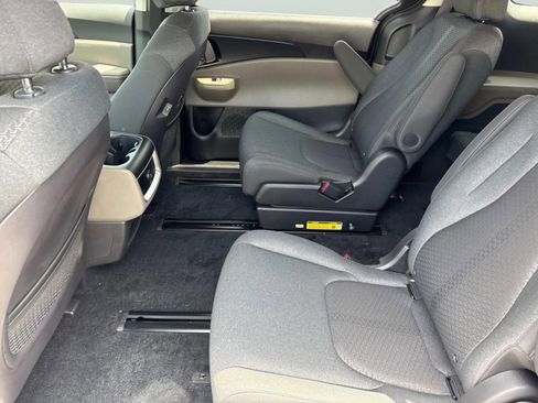 New 2026 Kia Carnival LX image 17