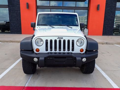 Used 2013 Jeep Wrangler Unlimited Sahara image 2