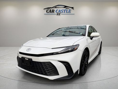 Used 2025 Toyota Camry SE image 2