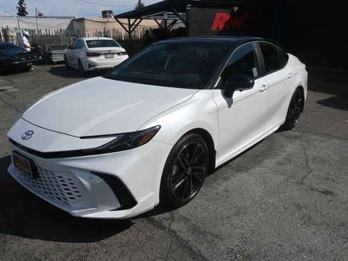 Used 2026 Toyota Camry Hybrid image 5