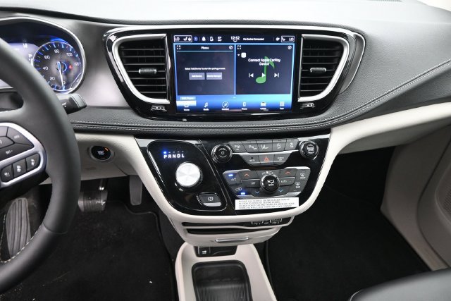 Used 2024 Chrysler Pacifica Touring-L AWD/4WD image 12