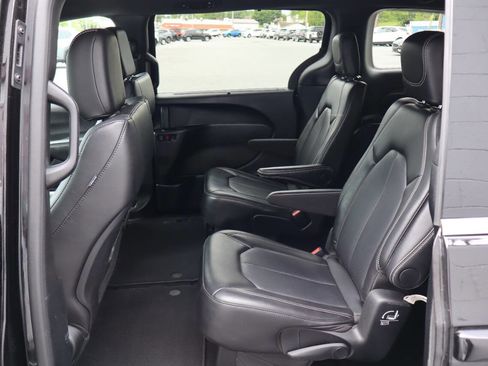Used 2025 Chrysler Pacifica Select FWD image 5