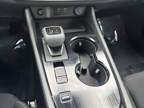 Used 2024 Nissan Rogue S FWD image 18