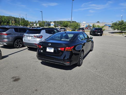 Used 2025 Nissan Altima 2.5 SV FWD image 3