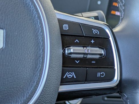 Used 2024 Kia Carnival LX FWD image 28