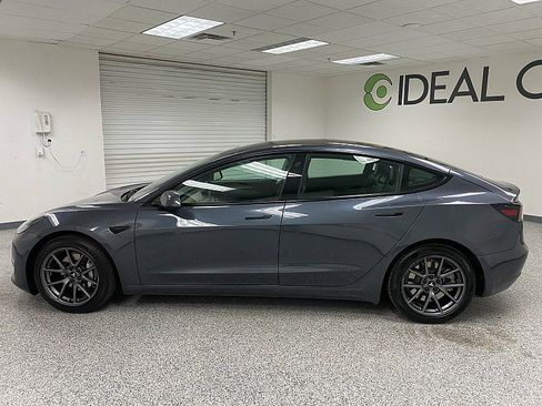 Used 2021 Tesla Model 3 Standard Range Plus image 9