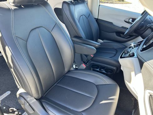 Used 2024 Chrysler Pacifica Touring-L FWD image 20