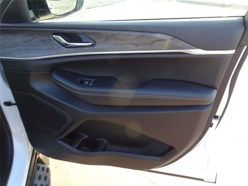 Used 2025 Jeep Grand Cherokee Limited w/ Black Appearance Package image 4