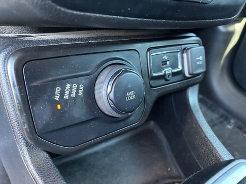 Used 2019 Jeep Renegade Latitude w/ Popular Equipment Group image 27