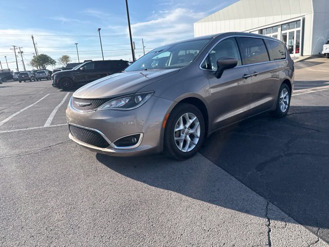 Used 2017 Chrysler Pacifica Touring Plus w/ Tire & Wheel Group FWD image 3