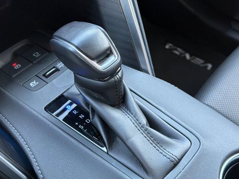 Used 2021 Toyota Venza Limited image 33