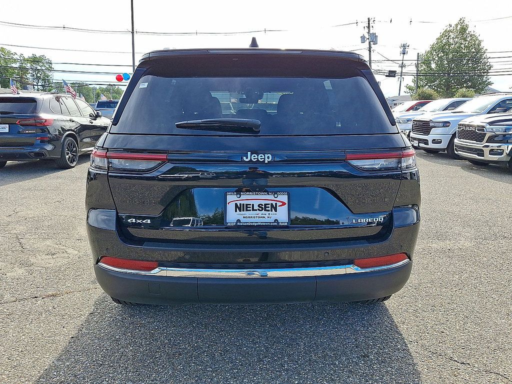 Used 2025 Jeep Grand Cherokee Laredo w/ Luxury Tech Group I AWD/4WD image 7