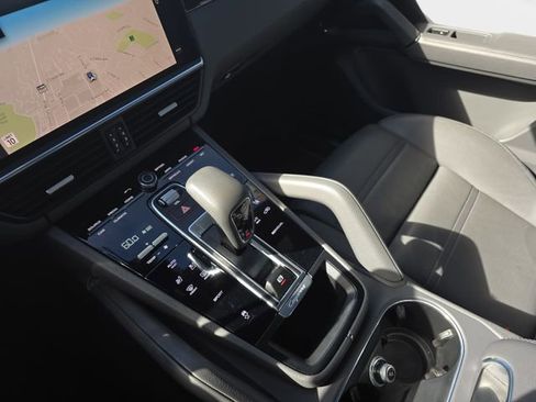 Used 2023 Porsche Cayenne Platinum Edition image 28