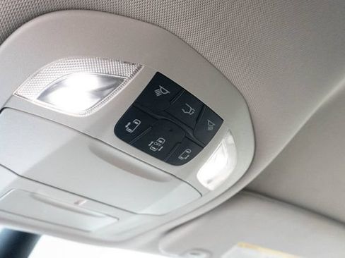 Used 2024 Chrysler Pacifica Touring-L FWD image 10