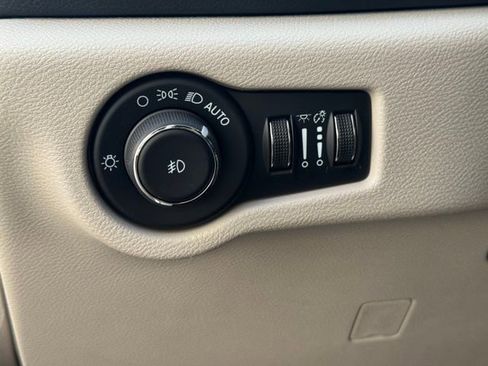 Used 2024 Chrysler Pacifica Touring-L image 9