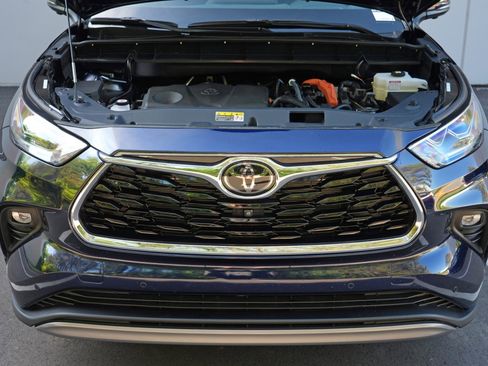 Used 2025 Toyota Highlander Platinum AWD/4WD image 8