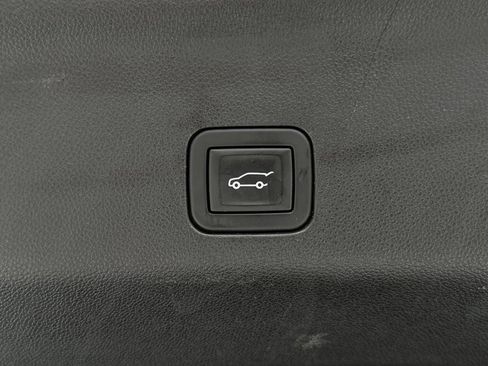 Used 2023 Chevrolet Suburban Z71 w/ Luxury Package AWD/4WD image 18