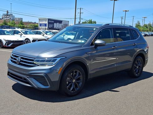 Used 2024 Volkswagen Tiguan SE w/ Panoramic Sunroof Package FWD image 3