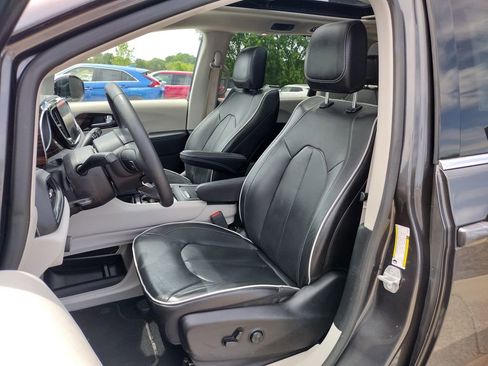 Used 2023 Chrysler Pacifica Limited FWD image 10