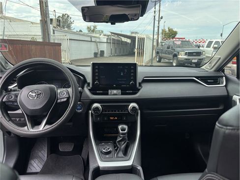 Used 2021 Toyota RAV4 XLE Premium image 13