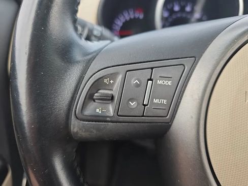 Used 2013 Kia Soul ! FWD image 18