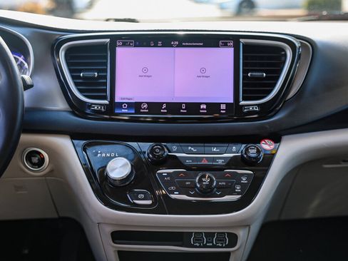 Used 2024 Chrysler Pacifica Touring-L FWD image 3