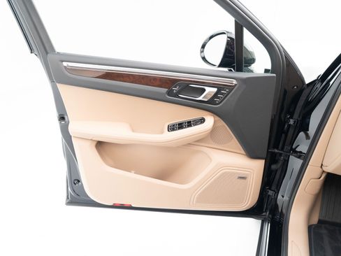 Used 2025 Porsche Macan image 21