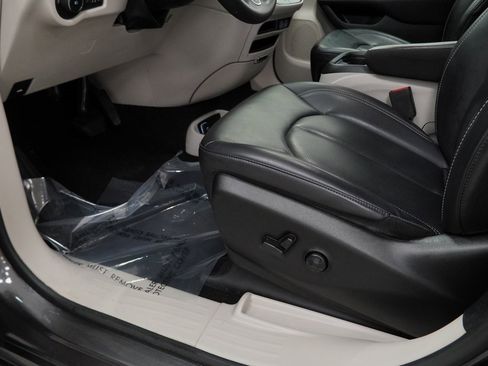 Certified 2023 Chrysler Pacifica Touring-L image 42