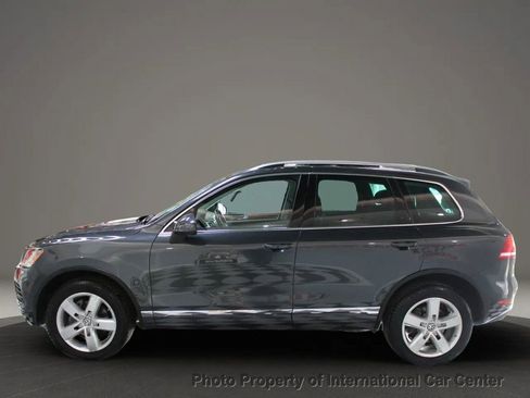 Used 2013 Volkswagen Touareg Sport image 9