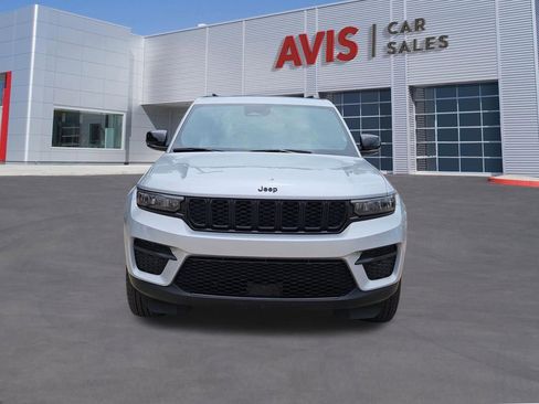 Used 2025 Jeep Grand Cherokee Altitude AWD/4WD image 9